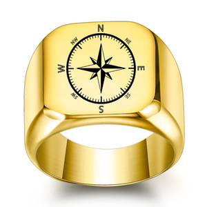 Bague carrée en or 18 mm avec motif boussole gravé au laser, bijou pour homme, cadeau - Product Image 1