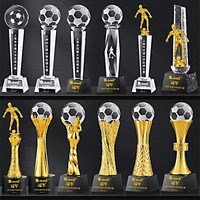 Vente en gros d'usine Trophée de sport football en métal résine et cristal Design logo personnalisé Trophée de football coupe avec boule de cristal