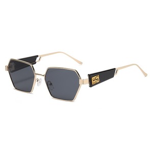 Gafas de Sol Miumiu Metálicas Geométricas Rectangulares con Montura Completa UV400 Unisex de Moda - Product Image 3