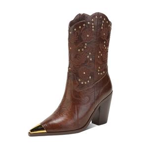 <span class=keywords><strong>Botas</strong></span> Vaqueras Occidentales de Media Pantorrilla Color Marrón para <span class=keywords><strong>Mujer</strong></span> Moncheer, con Bordado Floral en el Caña, Tachuelas Doradas, Punta Metálica, Aumentan la Estatura, para Invierno - Product Image 3