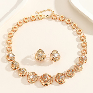 Ensemble collier et boucles d'oreilles en alliage de zinc doré incrusté de strass blancs, motif fleur de rose, bijoux pour femmes, tendance européenne et américaine - Product Image 2
