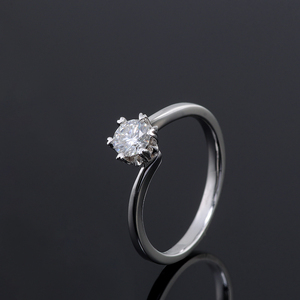 Anillo <span class=keywords><strong>de</strong></span> compromiso <span class=keywords><strong>de</strong></span> moissanita, <span class=keywords><strong>solitario</strong></span> redondo <span class=keywords><strong>de</strong></span> 0,5 quilates, Plata <span class=keywords><strong>de</strong></span> ley con clavijas - Product Image 4