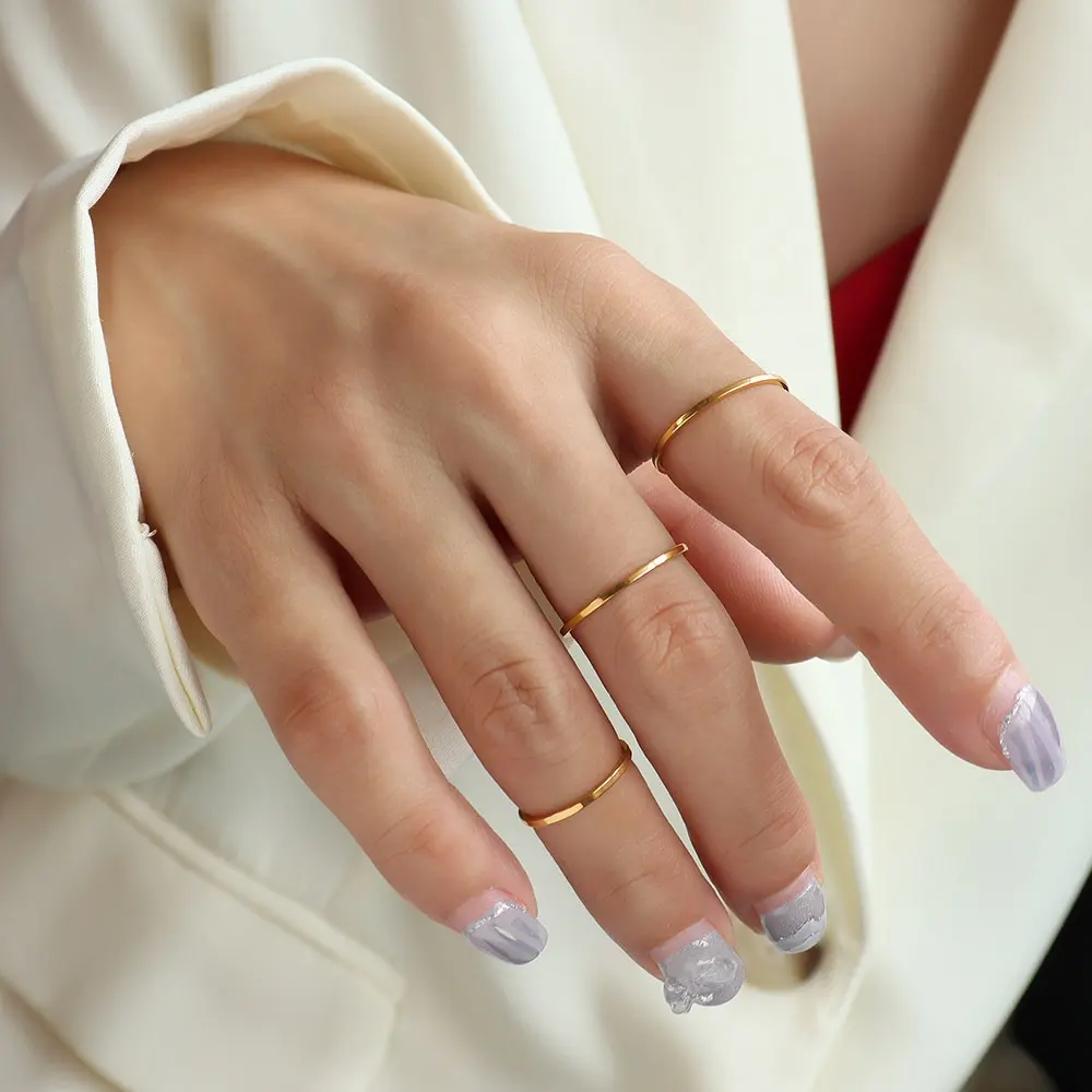 แหวนสแตนเลสเงาวาวชุบทอง18K วงกลมอารมณ์ที่เรียบง่ายสำหรับผู้หญิง