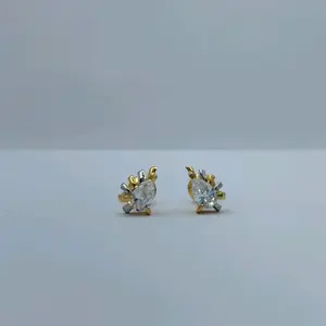 Boucles d'oreilles clous en diamant taille ronde de qualité supérieure en or jaune et blanc, bijoux élégants et minimalistes pour le quotidien et les occasions - Product Image 1