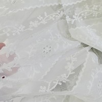 Tissu en voile de dentelle Chantilly brodée florale blanche élégante de haute qualité (polyester/nylon) pour robe de mariée femme