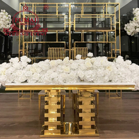 Table de mariage personnalisable moderne avec plateau en verre blanc et structure en acier inoxydable doré pour hôtel et usage extérieur