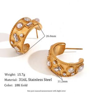 Pendientes de Aro con Incrustaciones de Oro de 18K Estilo Europeo Americano, Modernos, Geométricos en Forma de C, con Circonitas Trituradas y Perlas Chapadas en Acero Inoxidable - Product Image 5