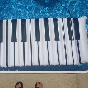 Piano Key Float 70 In X 30 In, flotteur de piscine pour s'amuser en nageant, pour tous les âges - Product Image 4