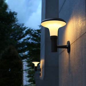 Lampe murale solaire LED extérieure étanche IP65 2700K blanc chaud, éclairage de jardin avec panneau solaire et capteur de lumière - Product Image 6