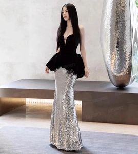 Abito a sirena Sharon Said SF425 nero e <span class=keywords><strong>argento</strong></span> patchwork, senza spalline, scollo a V, con volant, lungo fino al pavimento, per ballo di fine anno, feste, anniversari, occasioni speciali - Product Image 6