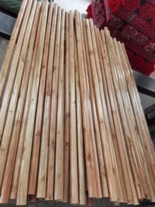 Articles ménagers très demandés : Manches de balai en bois, brosses à plancher, manches de balai à poncer en bois - Product Image 5