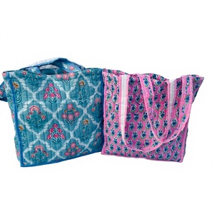 Grand sac de voyage en coton Weekender, sac fourre-tout en tissu matelassé fait à la main, sacs de nuit imprimés en blocs, sacs à main pour femmes - Product Image 1