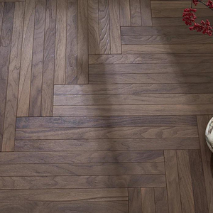 Plancher en bois d'ingénierie à chevrons de 18 mm, en noyer noir de qualité AB, avec revêtement en poudre à trois couches, norme ISO9001, pour immeuble de bureaux - Product Image 3