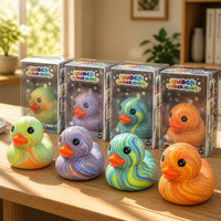 Jouet Squishy Canard Motif Tourbillon Arc-en-ciel Corps en Forme de Cœur Bec Orange Cadeau Mignon pour Enfants et Adultes Présentoir Sensoriel