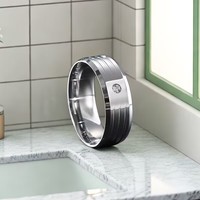 18K Vergoldeter Edelstahlring 8mm Gravierter Streifen Abgeschrägte Kante Zirkon Hochwertiger Modeschmuck Großhandel für Herren