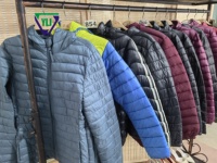 Vêtements d'occasion en balles : Blousons d'hiver zippés mixtes (femmes et hommes) en coton fin et chaud, vente en gros