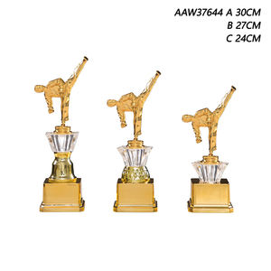 Premio de trofeo deportivo de plástico personalizado de fábrica de Elor con figura de jugador de fútbol para juegos de fútbol de adolescentes con base negra - Product Image 5