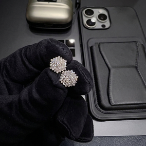 ต่างหูเพชร PT950 รับรองโดย IGI ผิวเงาสูง ทรงบริลเลียนท์คัท น้ำหนักเบา สวมใส่สบาย เหมาะสำหรับใช้ในชีวิตประจำวัน ของขวัญสำหรับงานปาร์ตี้ สำหรับผู้หญิง - Product Image 4