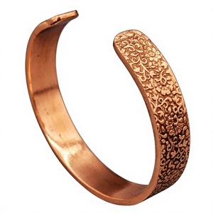 Bracelet en cuivre fait main avec motifs floraux en relief, unisexe, pour le bien-être, cadeau pour lui. - Product Image 1