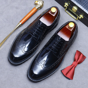 Zapatos casuales de negocios de cuero con superficie brillante, hechos de cuero genuino, con suela gruesa y punta redonda. - Product Image 6