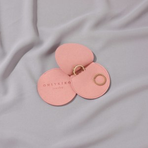 Bolsa de Regalo de Terciopelo de Microfibra Blanca con Logotipo Personalizado al por Mayor, Bolsa de Embalaje con Solapa Beige para Guardar Joyas y Pendientes - Product Image 2