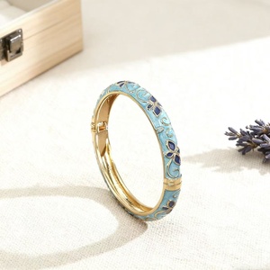 Pulsera de aleación apilable con diseño de trébol de cuatro hojas y flor de cinco hojas, estilo palaciego vintage, con efecto de goteo de aceite y acabado dulce y brillante, para mujer - Product Image 4