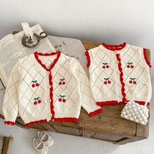 Cárdigan de punto de algodón con bordado de cerezas, estilo dulce y popular en internet, para bebé niña, primavera 2026, con ribete <span class=keywords><strong>rojo</strong></span> y manga larga, de un solo botón. - Product Image 1