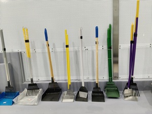 Venta al por mayor de fábrica: Herramienta recogedora de excrementos de mascotas de gran tamaño, recogedor de excrementos, rastrillo duradero, juego de palas con bandeja, kit portátil para la eliminación de desechos de mascotas - Product Image 5