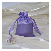 Vente en gros de pochette à bijoux en satin violet de 7x9cm avec cordon de serrage en velours souple pour bagues sérigraphie logo