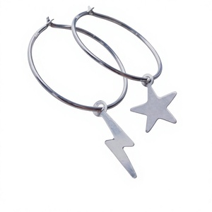 Pendientes de aro de plata 925 con dije de estrella y rayo, estilo minimalista, joyería unisex para uso diario - Product Image 1
