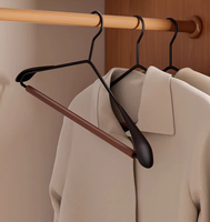 Cintre en bois de hêtre de luxe léger, acier givré, antidérapant, design à épaules larges, utilisé pour suspendre des vêtements haut de gamme