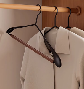 <span class=keywords><strong>Cintre</strong></span> en bois de hêtre de luxe léger, acier givré, antidérapant, design à épaules larges, utilisé pour suspendre des vêtements <span class=keywords><strong>haut</strong></span> de gamme - Product Image 3