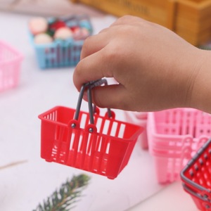 Precio barato casa de muñecas Mini cesta de compras rectangular de plástico cesta de transporte de supermercado modelo de escena en miniatura Jugueteria - Product Image 3