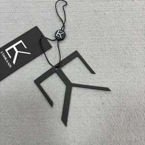 Ensemble d'étiquettes suspendues personnalisées à impression recto-verso, découpées sur mesure, en papier, avec forme spéciale et cordon à clipser de marque - Product Image 4