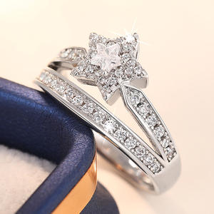 Anillo de Diamantes Plateado T0206, Corte Princesa, Color G Natural, Anillo de Compromiso para Mujer con Piedras Laterales - Product Image 4