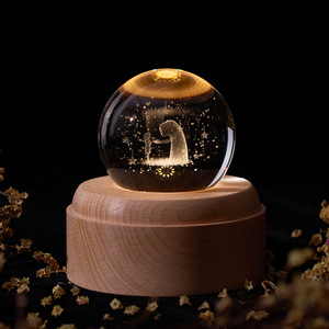Lampe de nuit créative et simple en forme de boule de cristal, ciel étoilé, galaxie - un cadeau d'anniversaire ou de remise de diplôme pour les amis et les proches - Product Image 4
