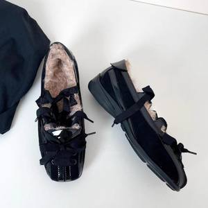 Version en stock ~ Chaussures plates en fourrure douces à talon caché de style ballerine pour femmes, nouvelle arrivée 2025 - Product Image 4