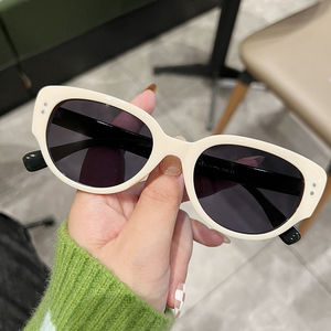 Lunettes de soleil de luxe unisexes multicolores de haute qualité avec protection UV400 en PC, monture blanche, style œil-de-chat tendance pour l'extérieur - Product Image 1