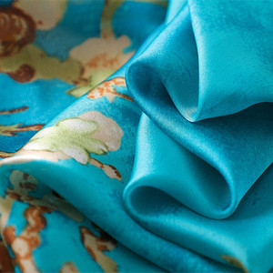 Sciarpa di Seta Floreale Stampata da Donna, Sciarpe e Coprispalle da Spiaggia Estivi di Lusso Firmati, Sciarpe di Seta a Quadri da Donna - Product Image 5