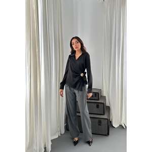 เสื้อสตรีผ้าซาตินสีดำทรงหลวม ติดกระดุม ไซส์ XL สไตล์วินเทจ สำหรับฤดูใบไม้ผลิและฤดูใบไม้ร่วง ขายส่ง - Product Image 3