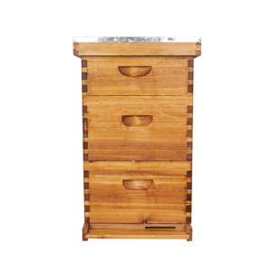 Colmena Langstroth MengerBee de Alta Calidad (Abeto Chino con Revestimiento de Cera) B-7L, Juego Completo con 1 Año de Garantía para Apicultura, de Madera, 28 kg - Product Image 1