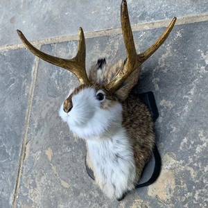 Peluche di Coniglio Cornuto da Appendere a Parete, Jackalope in Vera Pelliccia per Feste, Primo Ornamento Natalizio, Jackalope da Parete per Adulti - Product Image 6