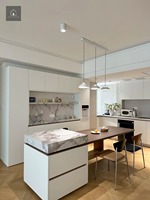 Meubles de cuisine de luxe XINGRUO : Armoires de cuisine blanches modernes avec table à manger intégrée et îlot en pierre frittée