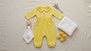 Combinaison bébé en coton jaune à smocks, manches longues, avec pieds, pyjama, broderie à la main, vintage, combinaison pour bébé avec poches - Product Image 2