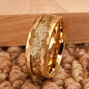 メンズ8mm 14Kイエローゴールドタングステンリング 高級金箔象嵌メンズリング ハンマードタングステンファッショナブルリング ギフトやパーティーに - Product Image 2