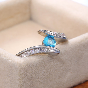 Anello Rotondo con Zirconi da Donna, Elegante e Minimalista, con Micro Pavé, Versatile per l'Uso Quotidiano e da Viaggio, Gioiello di Tendenza - Product Image 4