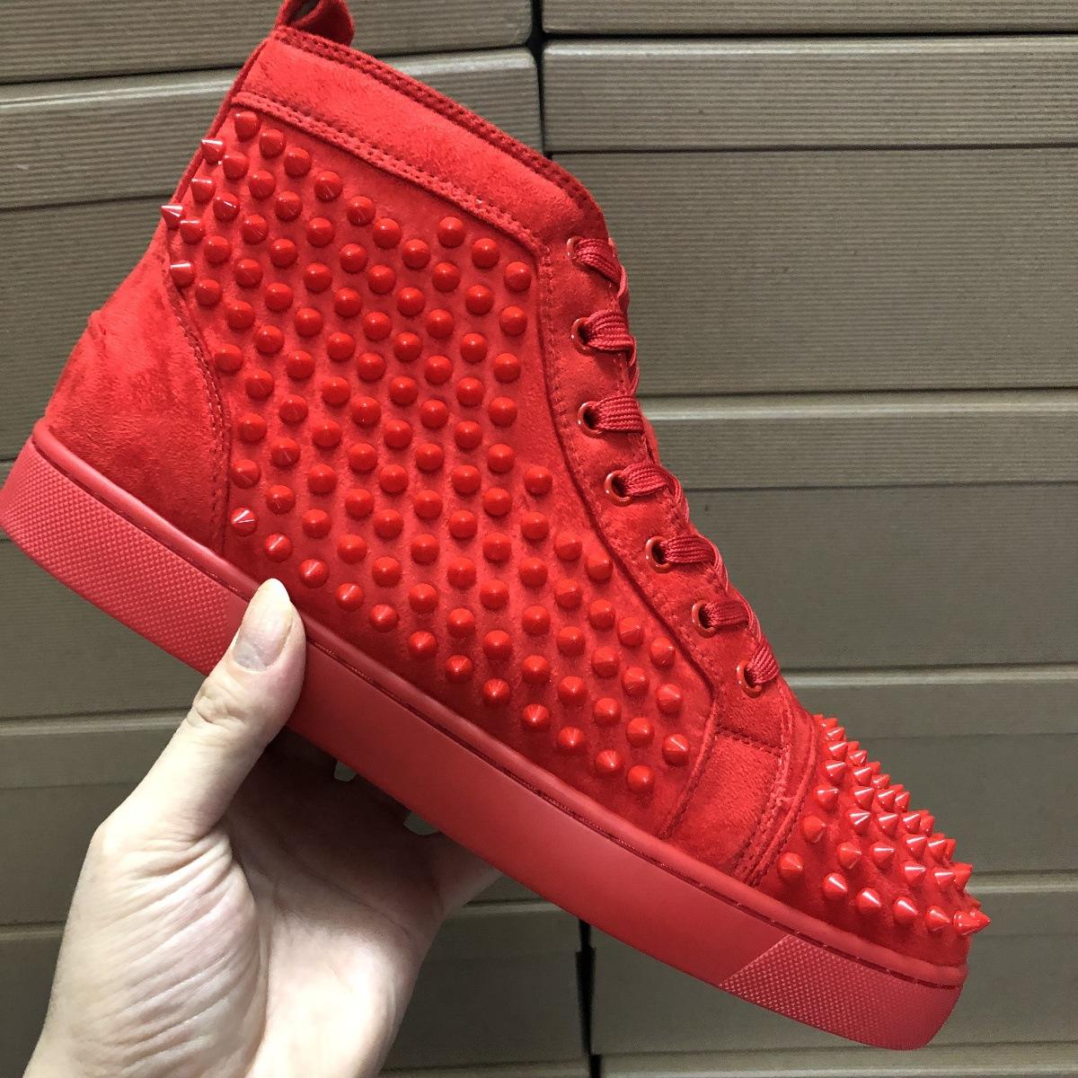 Uñas rojas de terciopelo rojo