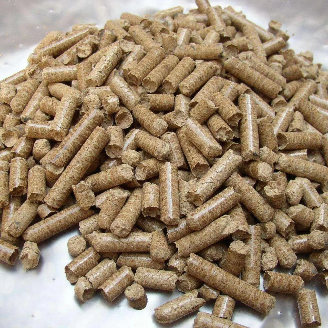 Commercio all'ingrosso materiali naturali pellet di legno per il riscaldamento combustibile di dimensioni Standard produttore di pellet di legno