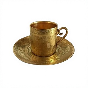 Tasse à thé et soucoupe de taille personnalisée de forme ronde tasse et soucoupe en laiton de couleur or de conception en relief pour une utilisation au restaurant - Product Image 1