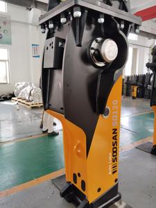 Marteau brise-roche hydraulique SOOSAN de type boîte SQ120 avec accumulateur et système de graisse automatique pour démolition d'excavatrices de 28 à 35 tonnes - Product Image 4